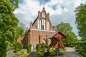 Christuskirche Velgast und Glockenstuhl