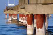 Seebrücke mit Eiszapfen