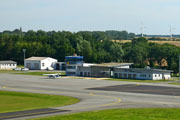 Vorfeld am Abfertigungsterminal und Tower - Bild vergrößern ...