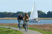 Radfahren auf dem Ostseedeich bei Zingst